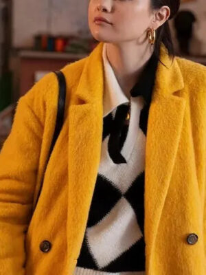Selena Gomez Only Murders in the Building S02 EP02 Yellow Coat